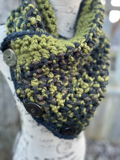 Green Chunky Crochet Cowl - size One Size